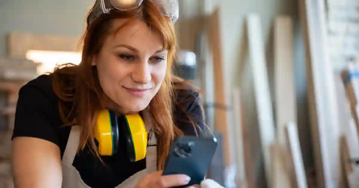 UK tradesperson checking missed calls on their phone and deciding the best time to call back a customer