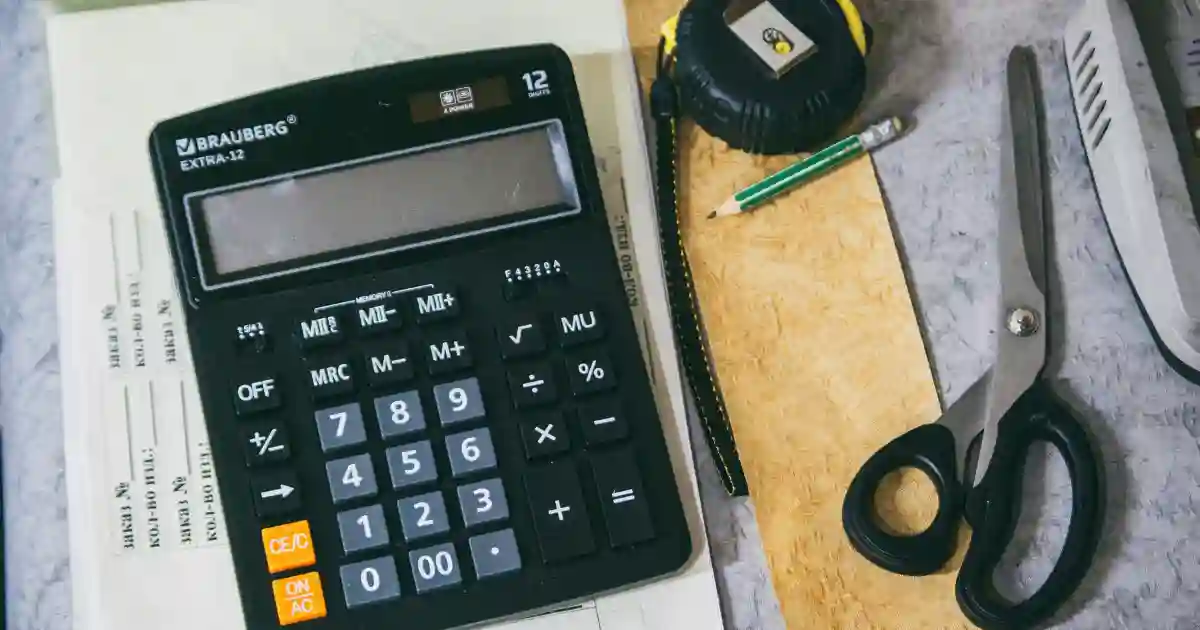UK tradesperson using a calculator to estimate the monthly revenue lost from missed calls